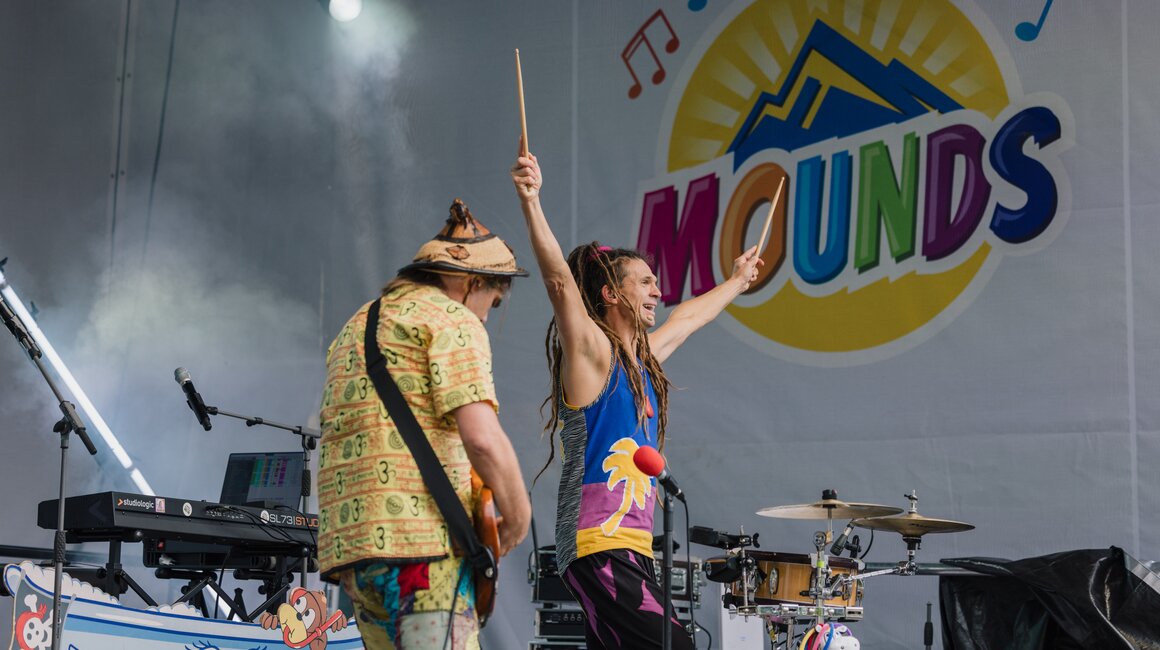 Musiker performen mit Farben und Freude auf der MOUNDS-Bühne.