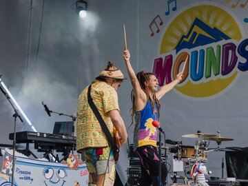 Musiker performen mit Farben und Freude auf der MOUNDS-Bühne.