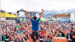 Ein Performer animiert eine große Menschenmenge bei einem Event.