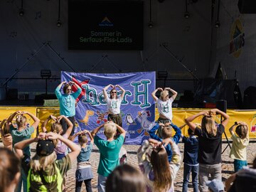 Kinder tanzen bei einer Sommerveranstaltung in Serfaus-Fiss-Ladis.