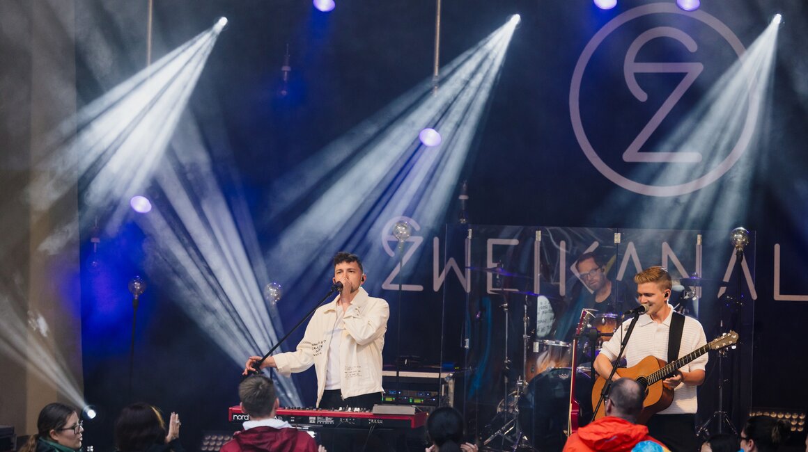 Zweikanal spielt live, Sänger am Keyboard und Gitarrist, bei einem Konzert.