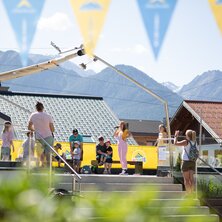 Menschen genießen einen sonnigen Tag mit Aktivitäten im Freien.
