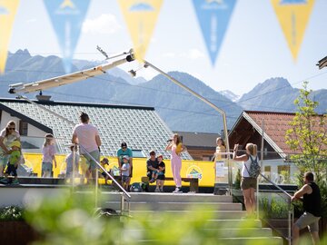 Menschen genießen einen sonnigen Tag mit Aktivitäten im Freien.