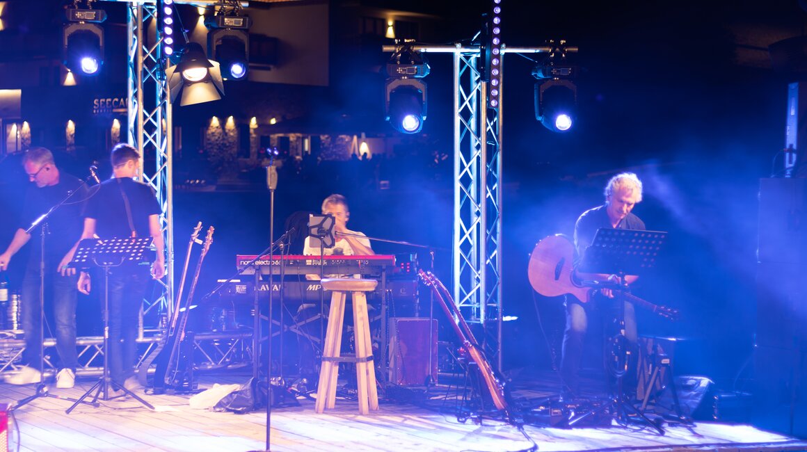 Musiker mit Klavier und Gitarre während des Auftritts.